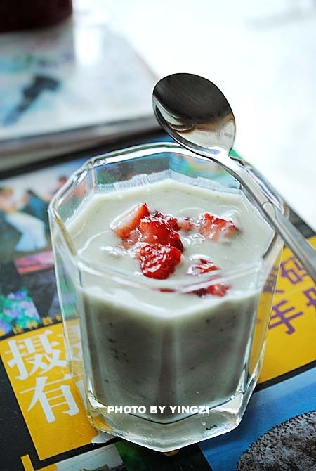 春季女人美容首选水果餐：茶香酸奶草莓羹的做法