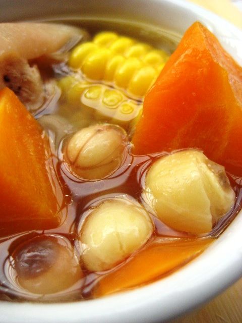 玉米胡萝卜猪蹄汤的做法