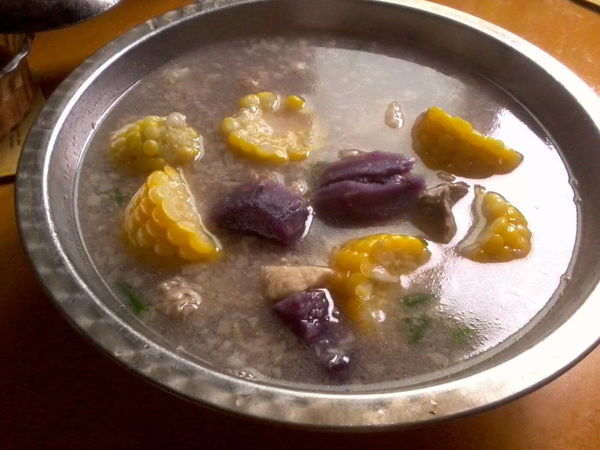 紫薯玉米排骨汤的做法
