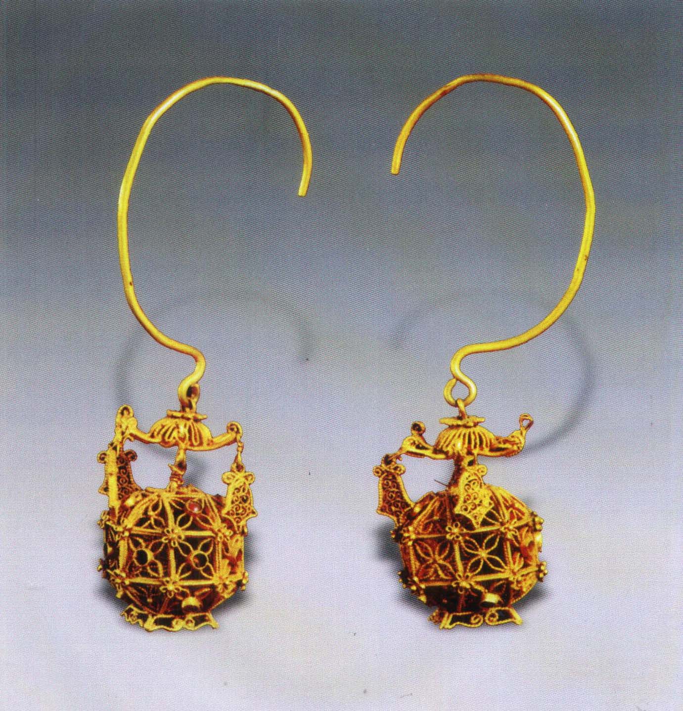 玉石葫芦形金耳坠 - 精品赏析 - 甘肃省博物馆