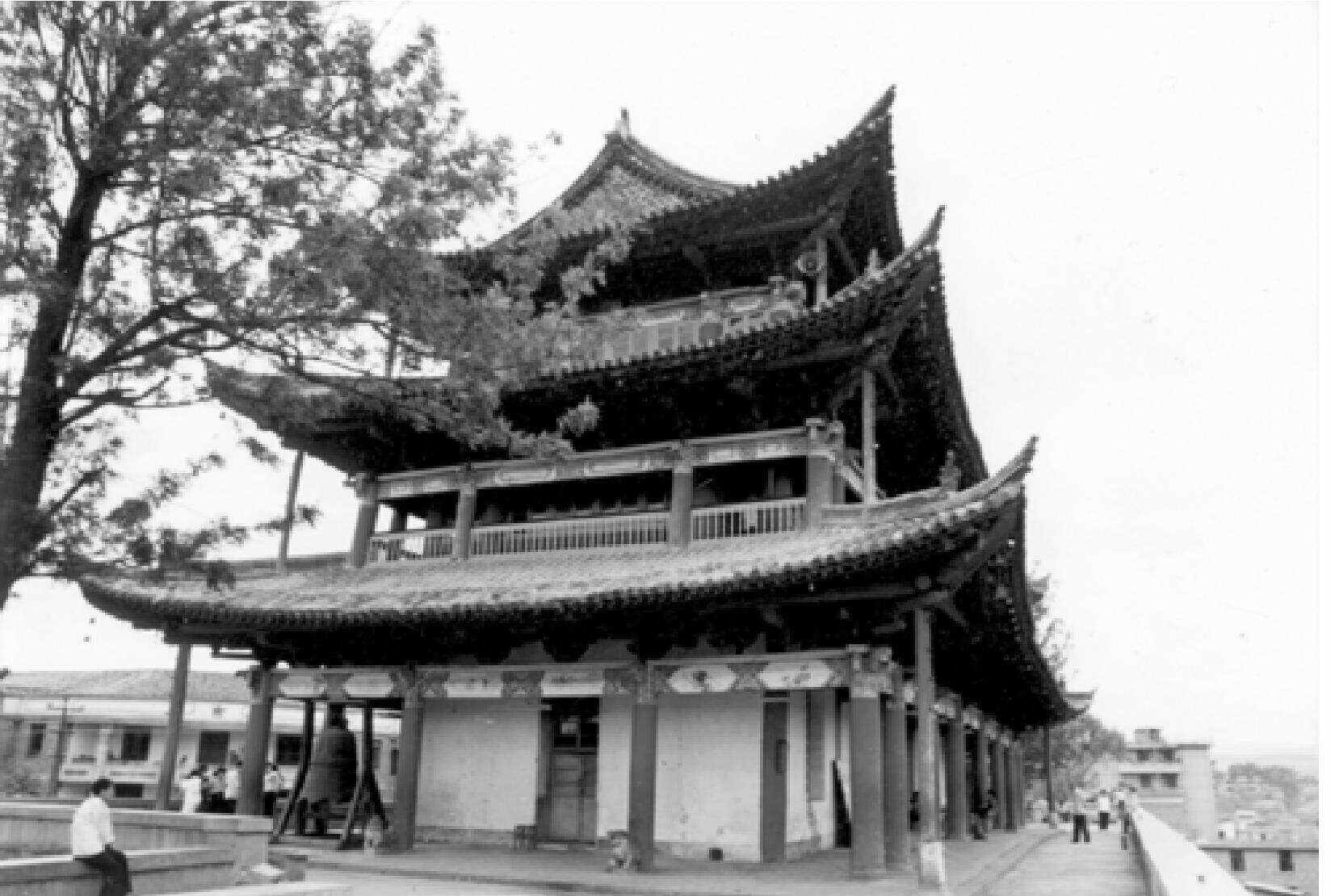 国家级历史文化名城建水,赫然入目的就是雄踞在县城中心那流光溢彩