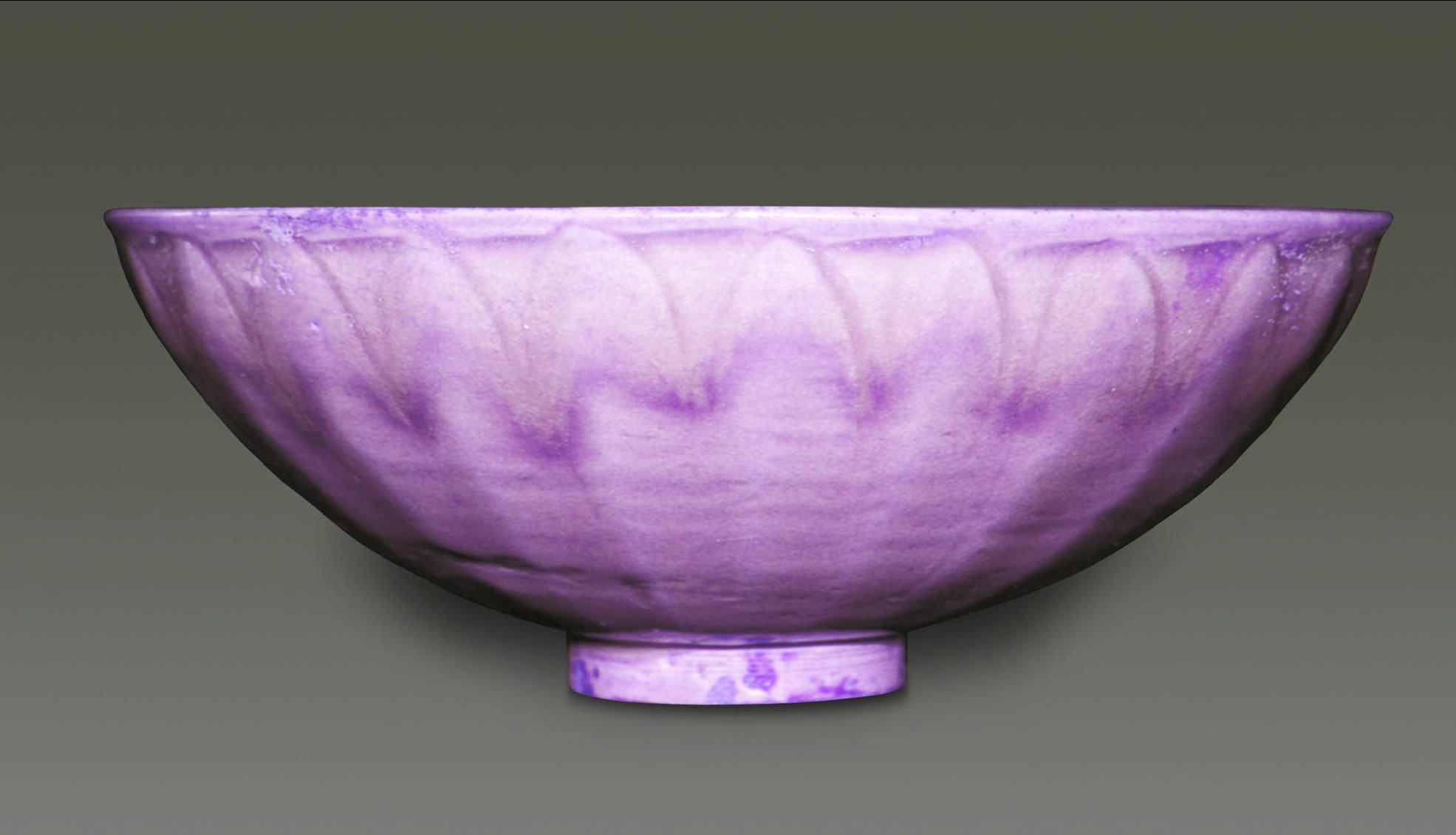 莲瓣印纹瓷碗