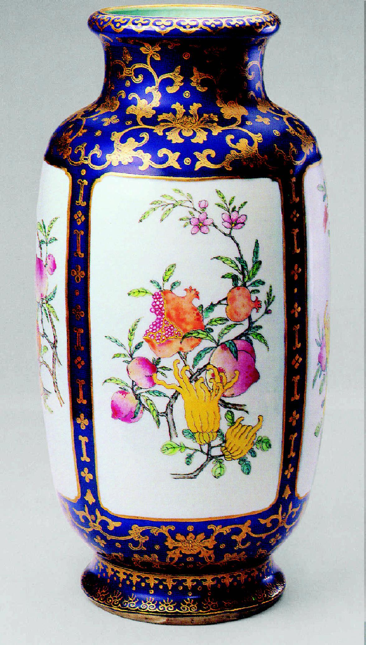 中国古美術　緑地粉彩纏枝花卉文天球瓶【大清乾龍年製】在銘