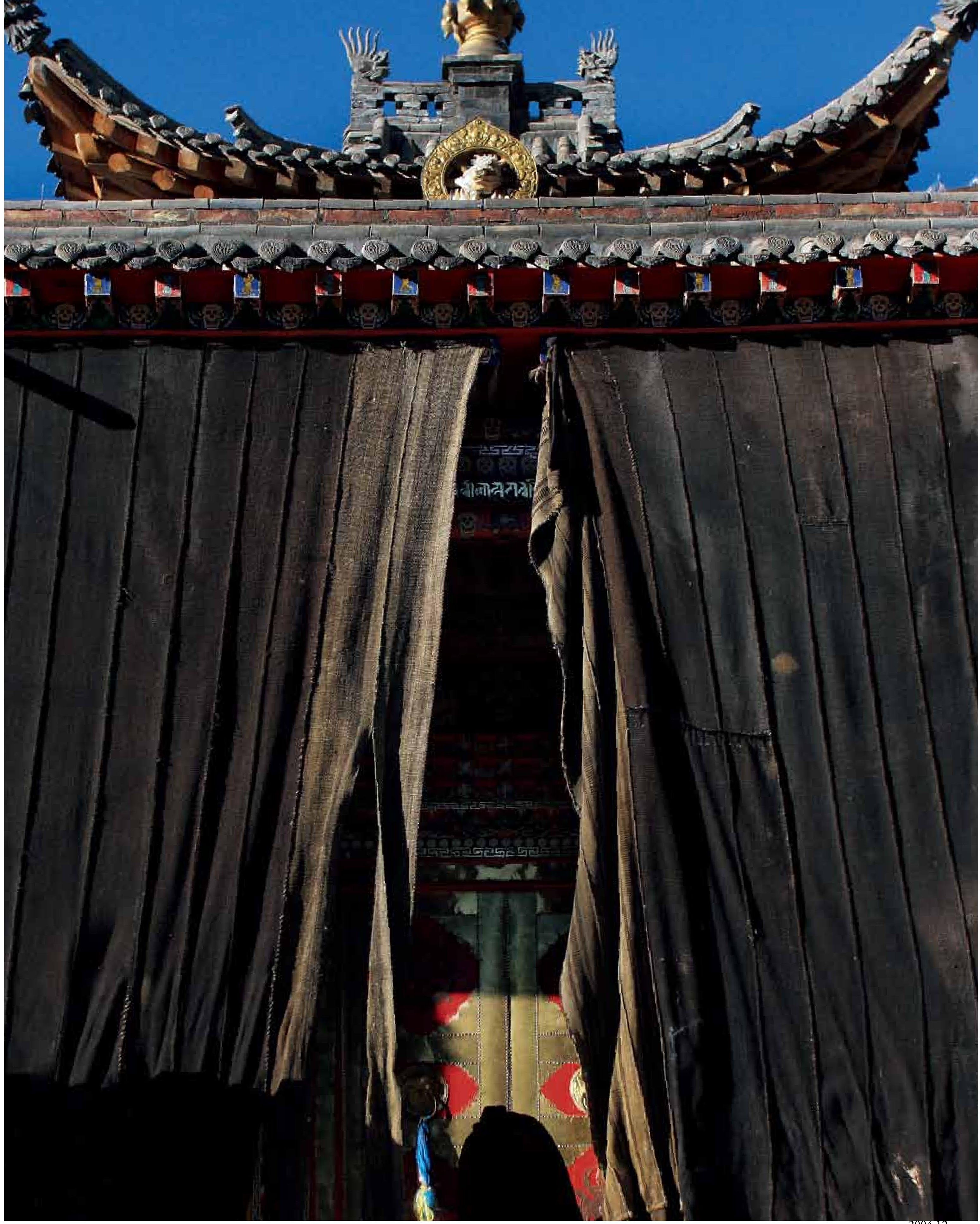 旺加寺位於青海省黃南藏族自治州同仁縣曲庫乎鄉西北木合沙村的北山包上，是青南地區最著名的苯教寺院。