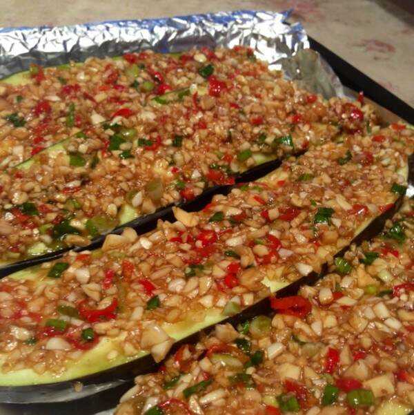 烤盘铺上锡纸,抹上少许色拉油.将拌好的蒜蓉料均匀的抹在茄子上.